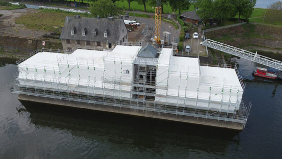 Referenzprojekt: Ingenieure Tomshöfer & Partner (Komplexes Raumgerüst in Modulbauweise als Standgerüst und Hängegerüst mit auskragenden Trägerkonstruktionen)