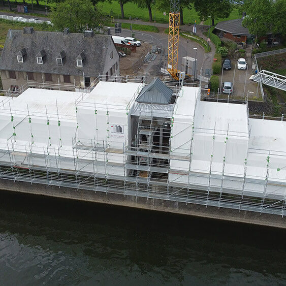 Referenzprojekt: Ingenieure Tomshöfer & Partner (Komplexes Raumgerüst in Modulbauweise als Standgerüst und Hängegerüst mit auskragenden Trägerkonstruktionen)