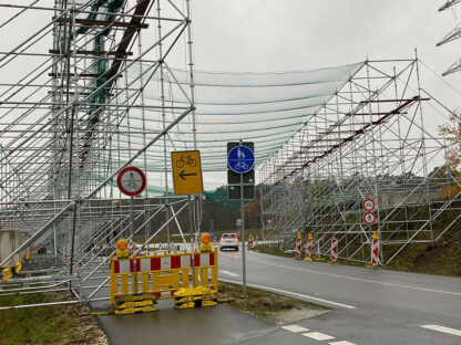 Referenzprojekt: Ingenieure Tomshöfer & Partner (Freistehendes Schutzgerüst in Modulbauweise)