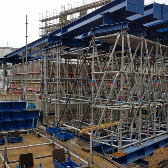 Referenzprojekt: Ingenieure Tomshöfer & Partner (Ausschnitt Traggerüstkonstruktion, Bauteil Schwerlaststütze, Mischbauweise aus Modul,- und Stahlbauteilen)