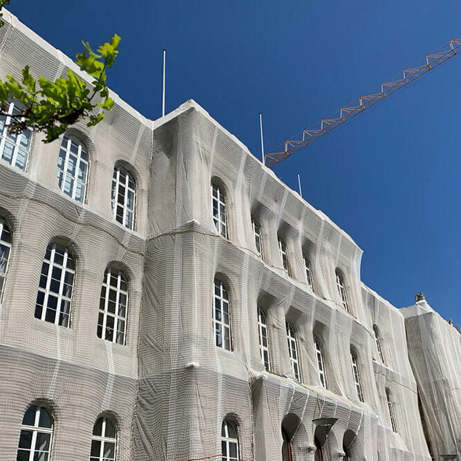 Referenzprojekt: Ingenieure Tomshöfer & Partner (Seil,- Netzkonstruktion als Sicherungsmaßnahme bei schadhafter Fassade zur Gewährleistung der Betriebssicherheit & Schutz von Passanten)